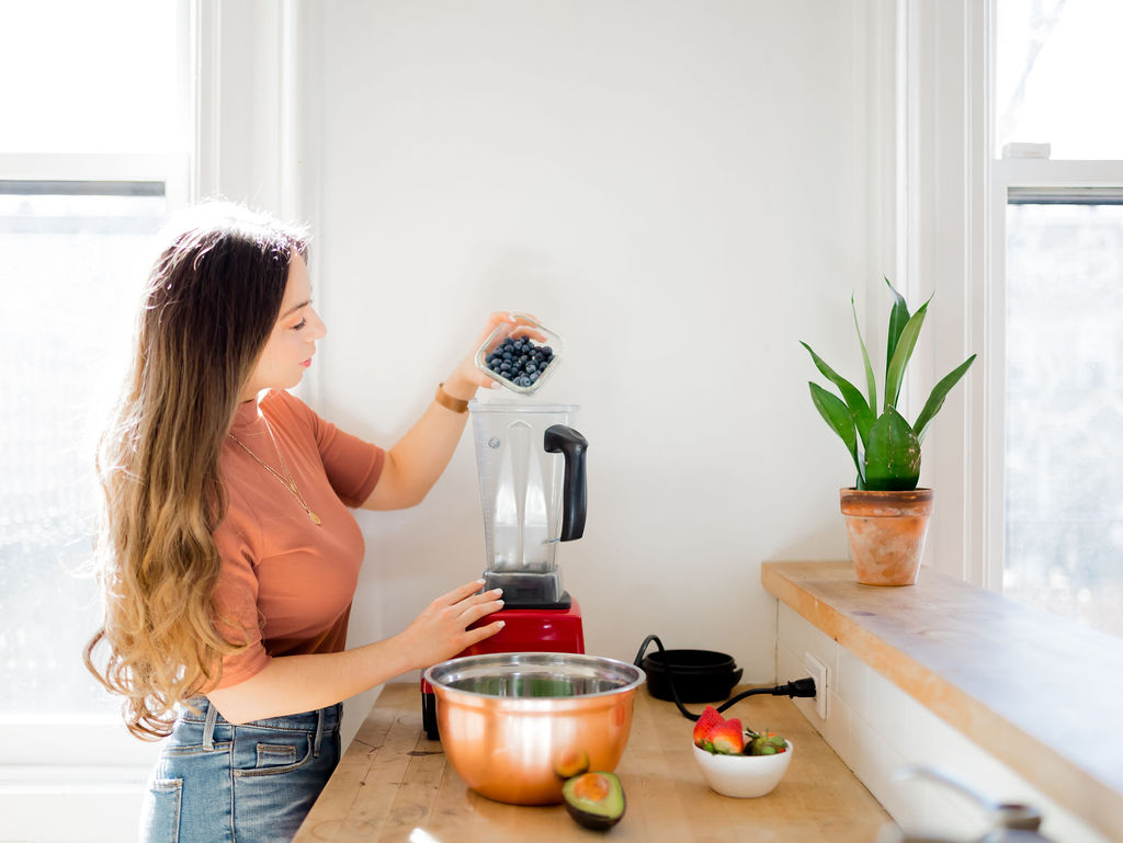 girl making fat burning filling smoothie